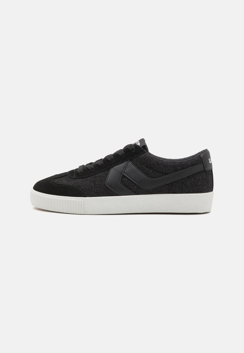 Schwarze Wildleder- und Stoff-Sneaker mit strukturiertem Obermaterial, weißer Gummisohle und Schnürdesign. Mit einem schwarzen Akzentlogo an der Seite.