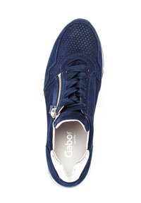 Marineblaues Wildledersneaker mit durchbrochener Gestaltung, ausgestattet mit einem seitlichen Reißverschluss, Schnürsenkeln und weißer Gummisohle. Innen mit weichem Stoff ausgekleidet.