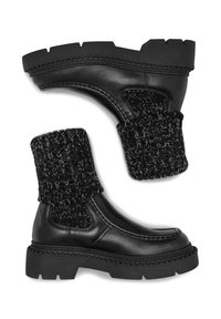 Čierne kožené členkové topánky s textúrovaným čiernym pleteným golierom, gumovou podrážkou s výstupkami a vyznačeným šitím. Majú zaoblenú špičku.
