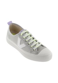 Sneaker in mesh bianco con dettagli grigi, punta rotonda, suola in gomma bianca e lacci di un vivace giallo-verde. Dettaglio del tallone viola.