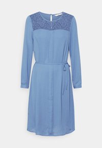 Modré šaty s dlouhými rukávy, krajkovými detaily na živůtku, zúženým pasem se zavazováním a rovnou sukní, vyrobené z hladkého materiálu.