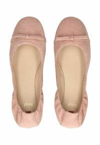 Ballerine in suede rosa pallido con punta arrotondata, dettaglio a fiocco nella parte anteriore e una morbida fodera interna liscia. Bordo flessibile e arricciato.