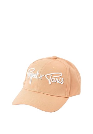 Casquette de baseball orange clair avec le texte blanc brodé « Project x Paris » sur le panneau avant.