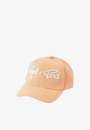 Lichtoranje baseballpet met witte geborduurde tekst "Project x Paris" op het voorpaneel.