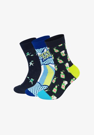 Trzy pary bawełnianych skarpet: jedna granatowa z zielonymi figurami, jedna niebieska z grafiką "Super Tata", oraz jedna granatowa z butelkami do picia i limonkowym akcentem.