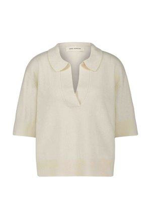 Rövid ujjú, krém színű pulóver, galléros nyakkal és V-alakú kivágással. Puha textúra, bordázott részletekkel az ujjain és az alján.