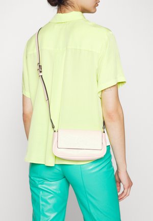 Calvin Klein Jeans, SLEEK FLAP - Sac bandoulière - pink blush