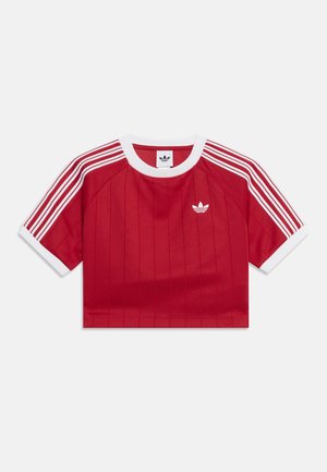 Rød crop top med korte ærmer med hvid ribkant ved hals og ærmer, hvide tre striber på ærmerne og lille hvid Adidas trefoil-logo på brystet.