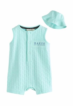 Ärmelloser, strukturierter hellblauer Baby-Strampler mit Knöpfen vorne und einer "Baker by Ted Baker"-Tasche, kombiniert mit passendem Anglerhut.