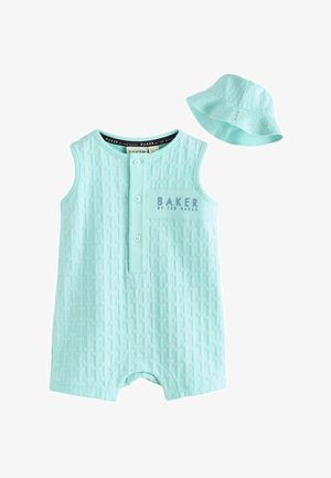 Salopetă pentru bebeluși de culoare albastru deschis, fără mâneci, cu textură, nasturi în față și buzunar cu inscripția "Baker by Ted Baker", asortată cu o pălărie tip bucket la fel colorată.