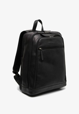 Zaino in pelle nera con un design strutturato, dotato di spallacci regolabili, maniglia superiore e molteplici scomparti con zip. Texture liscia.