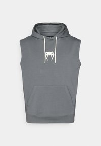 Šedý bezrukávový mikina vyrobená z jemného materiálu, s prednou klokankou a bielymi šnúrkami, s bielym logom na hrudi.