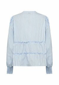 Lichtblauwe blouse met lange mouwen, verticale strepen, geplooide manchetten en twee horizontale geplooide ruches aan de achterkant.