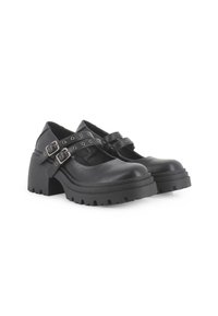 Zapatos de plataforma negros con punta redondeada, que cuentan con correas de doble hebilla y ojales de metal. La suela es gruesa y texturizada para mayor agarre.