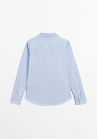 Light blue long-sleeve shirt made of smooth fabric. Features a collar, buttoned cuffs, and a contoured hem for a relaxed fit.