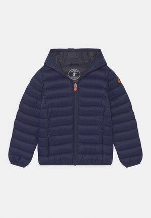 Giacca trapuntata con cappuccio blu navy con cerniera frontale, polsini elasticizzati e patch con logo sulla manica sinistra.