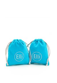 Zwei türkisfarbene Stoffbeutel mit Kordelzug, mit weißen Akzenten und dem Text "Elli by Julie & Grace" in einem kreisförmigen Design auf der Vorderseite.