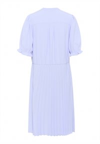 Svetlo sivoljubičasta obleka s kratkimi napihnjenimi rokavi, nagubanimi krili in stisnjenim pasom. Gladek material z rahlim sijajem.