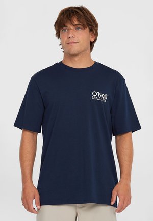 Mörk marinblå t-shirt med kort ärm i bomull, med en vit logotyp på vänster bröstficka och en avslappnad passform.