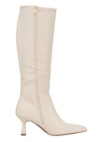 Crèmekleurige kniehoge leren laars met ritssluiting aan de zijkant, een slanke hak van gemiddelde hoogte, een spitse neus en een gladde afwerking.