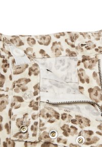 Tessuto in cotone a costine con stampa leopardata in beige e marrone, dotato di chiusura con bottone e cerniera, con un morbido rivestimento interno testurizzato.