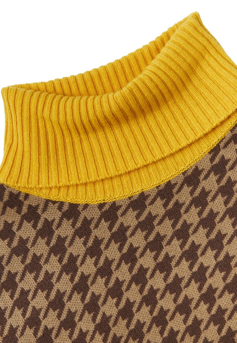 Sweter dziany z żółtym prążkowanym golfem, z brązowym wzorem w zębatkę na beżowym tle. Miękka tekstura.