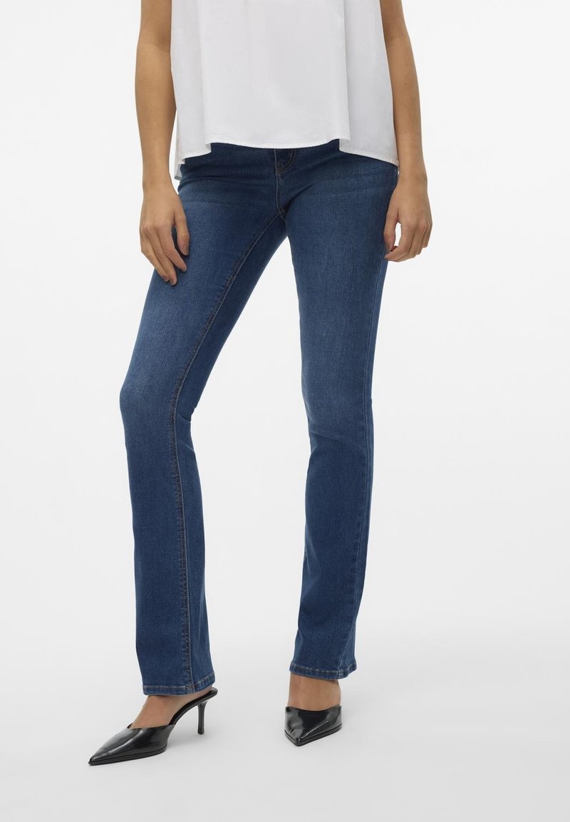 Jean en denim bleu avec une coupe droite, taille mi-haute, coutures discrètes et style classique à cinq poches.