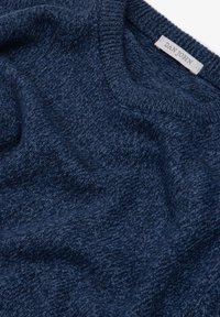 Maglione lavorato a maglia blu navy con un motivo testurizzato, caratterizzato da un collo rotondo e un'etichetta visibile con la scritta "DAN JOHN" all'altezza del collo.
