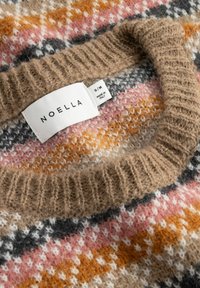 Pull en maille douce avec col côtelé beige et motif multicolore en orange, rose, noir et blanc, marque Noella, taille S/M, fabriqué en Italie.