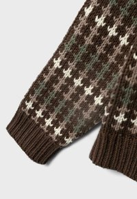 Pull en tricot avec un motif texturé en marron, vert et crème. Poignets et ourlet côtelés, avec un design géométrique.