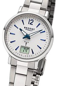 Montre en métal argenté avec un cadran rond blanc, des index en bleu et des aiguilles. L'écran numérique affiche la température. Bracelet en acier inoxydable avec maillons.