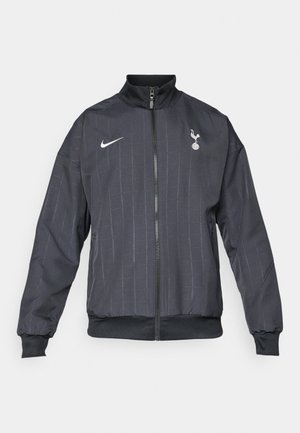 Schwarze Nike-Laufjacke mit hohem Kragen, Frontreißverschluss, strukturiertem Muster, weißen Logoakzenten sowie elastischen Bündchen und Saum.