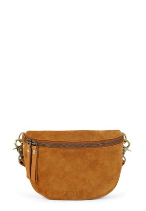 Taschen aus weichem, beige Wildleder mit einem Reißverschluss oben, Doppelschulterriemen und geprägtem Branding auf der Vorderseite. Runde Form, weiche Textur.