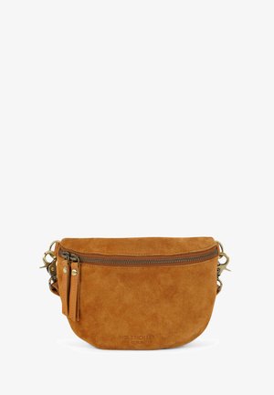 Taschen aus weichem, beige Wildleder mit einem Reißverschluss oben, Doppelschulterriemen und geprägtem Branding auf der Vorderseite. Runde Form, weiche Textur.