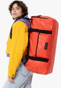 Eastpak - TARP DUFFL'R M - Weekendtasker - tarp tasty Miniaturebillede 1