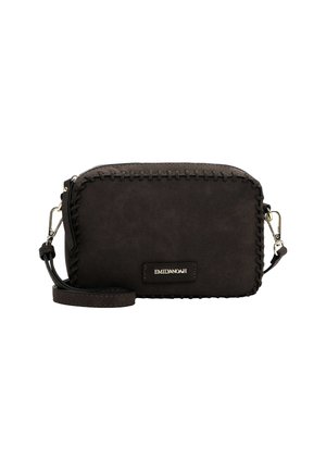 Braune Wildleder-Crossbody-Tasche mit einem Reißverschluss, einer Stichdetail entlang der Kanten und einem abnehmbaren Schultergurt. Goldfarbene Logo-Plakette auf der Vorderseite.