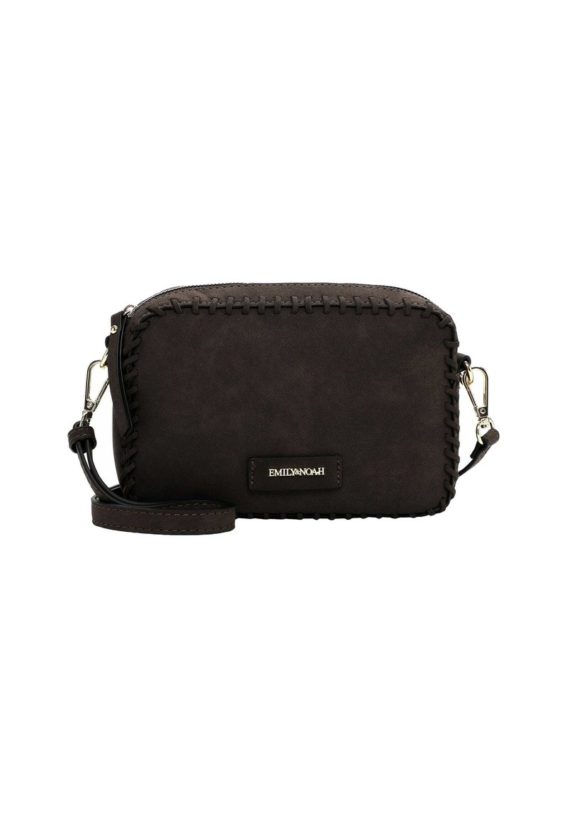 Hnědá semišová crossbody taška se zipovým uzávěrem, švy podél okrajů a odnímatelným ramenním popruhem. Zlatá logo destička na přední straně.