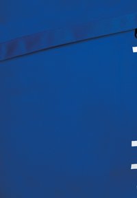 Blauwe stof met een gestructureerd oppervlak, voorzien van een klepafsluiting en witte accenten aan de zijkant. Ontworpen voor praktische bruikbaarheid en duurzaamheid.