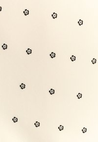 Kermanvärinen kangas, jossa on tasaisesti sijoitetut pienet mustat kukkakuviot. Pehmeä koostumus, kevyt materiaali, sopii vaatteisiin tai asusteisiin.