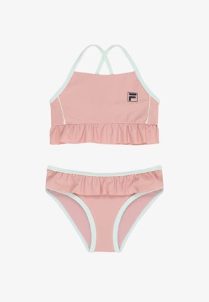 Maillot de bain deux pièces rose avec bordure blanche, détails à volants sur le haut et le bas, et un petit logo sombre sur le côté gauche du haut.