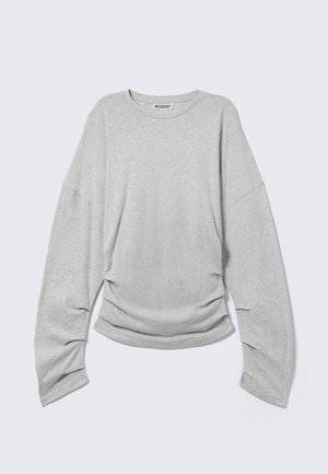 T-shirt à manches longues gris clair, coupe décontractée, encolure ronde et détails froncés sur les côtés, fabriqué en tissu de coton doux.