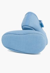Jasnoniebieski but z miękkim materiałem górnym, zaokrąglonym noskiem i teksturowaną podeszwą. Zawiera zapięcie na rzep z boku dla regulacji.