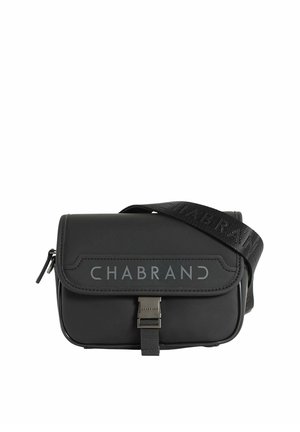 Sac bandoulière noir Chabrand avec fermeture à rabat, boucle en métal et bandoulière tissée réglable avec le nom de la marque.