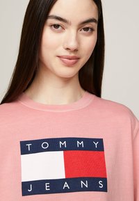 Tommy Jeans FLAG TEE - Camiseta estampada - ballet pink