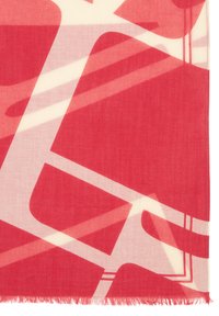 Écharpe rouge ornée d'un motif de formes abstraites se chevauchant dans des tons clairs et foncés, avec un bord frangé et une texture lisse.