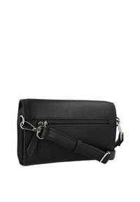 Bolso bandolera de cuero negro con superficie texturizada, cierre con cremallera, correa desmontable y accesorios de metal. Forma rectangular compacta.