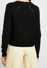 Noisy May Stickad tröja - black