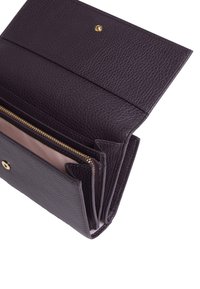 Ciemnofioletowy skórzany portfel o fakturze z kamykami, z złotym zapięciem na zatrzask i wieloma przegródkami, w tym jedną zamykaną na zamek.