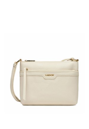 Beżowa skórzana torba na ramię z przednią kieszenią na zamek, złotym logo "LASOCKI", regulowanym paskiem i teksturowaną powierzchnią.