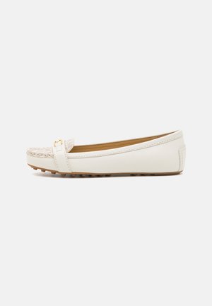 Botte plate en cuir blanc avec un avant tissé beige texturé, présentant une petite bande dorée et une semelle en caoutchouc basse avec traction.
